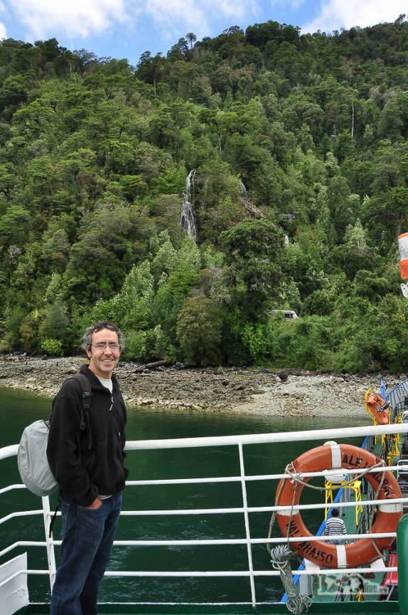 Na balsa que atravessa o Fiordo Largo, na Carretera Austral, sul do Chile